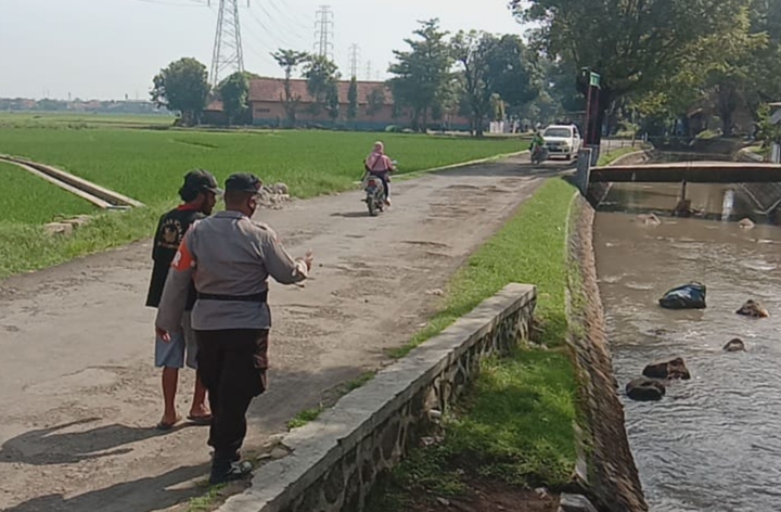 Antisipasi Banjir, Brimob Polda Jabar Rutin Cek Saluran Irigasi Dan Pintu Air Sungai Wanasaba