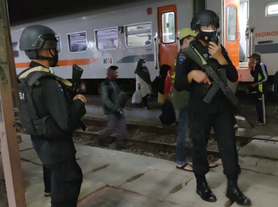 Lakukan Patroli Kamtibmas, Brimob Jabar Pantau Situasi Stasiun Cicalengka