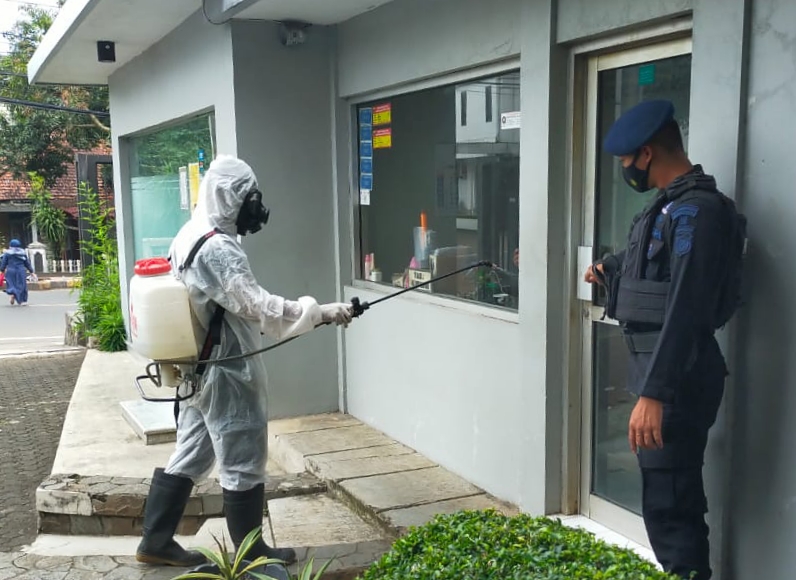 Upaya Pencegahan Penyebaran Covid-19, Brimob Jabar Semprotkan Disinfektan Ke Perbankan