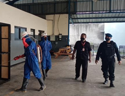 Brimob Jabar Laksanakan Penyemprotan Disinfektan Di Pull Primajasa Garut