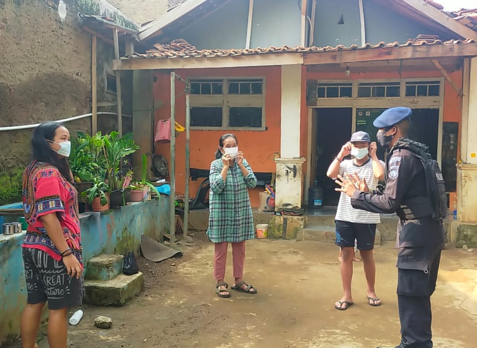 Satbrimob Jabar Sambangi Masyarakat Himbau Pentingnya Gunakan Masker