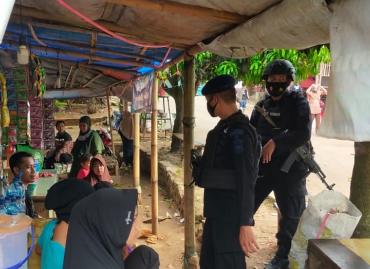 Anggota Brimob Jabar Berikan Himbauan Dan Sosialisasi Prokes Kepada Masyarakat Jangari