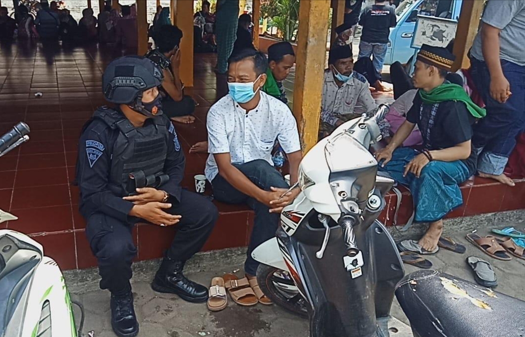 Sampaikan Himbauan Kamtibmas, Brimob Jabar Sambangi Peziarah Di Makam Sunan Gunung Jati