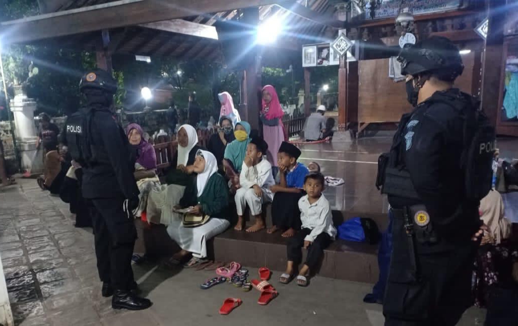 Patroli Malam Di Kawasan Wisata Gunung Jati, Personil Brimob Jabar Himbau Prokes Cegah Penularan Covid 19