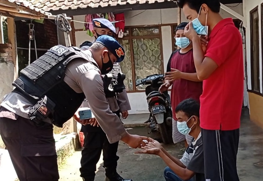 Brimob Jabar Himbau Prokes Warga Cikancung Di Bulan Suci Ramadhan