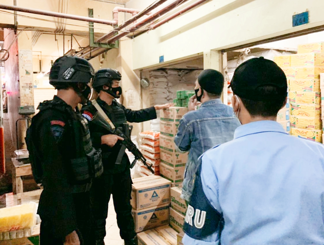 Cek Ketahanan Pangan Selama Ramadhan, Brimob Jabar Sambangi Pedagang Pasar Cipanas