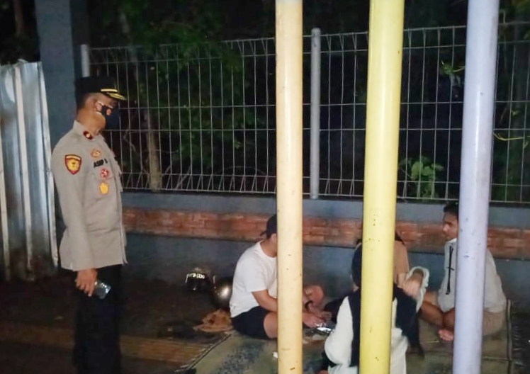 Kapolsek Bandung Wetan Sisir Dan Bubarkan Kerumunan Masa Cegah Penyebaran Corona