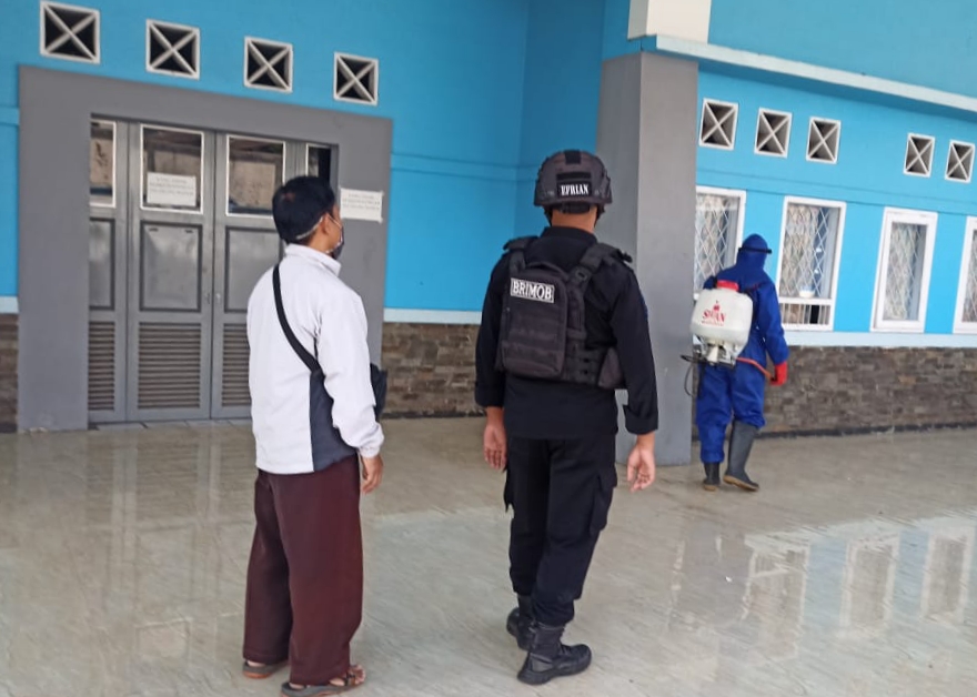 Antisipasi Penyebaran Covid-19, Brimob Jabar Semprotkan Disinfektan Kantor Pemda Cianjur