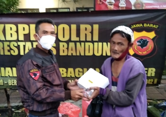 KBPP Polri Restabes Bandung Ngabuburit Berbagi Nasi Box Untuk Buka Puasa