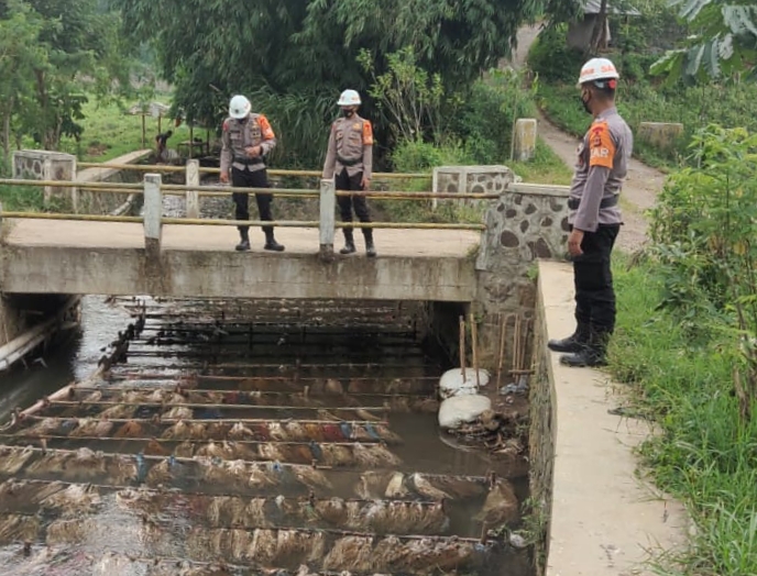 Debit Air Sungai Cikareumbi Lembang Kembali Dicek Tim SAR Brimob Jabar