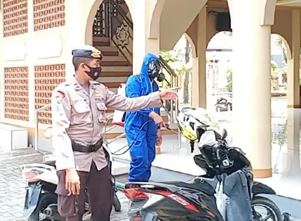 Cegah Penyebaran Covid-19, Brimob Jabar Semprotkan Disinfektan Ke Masjid Fadhulullah