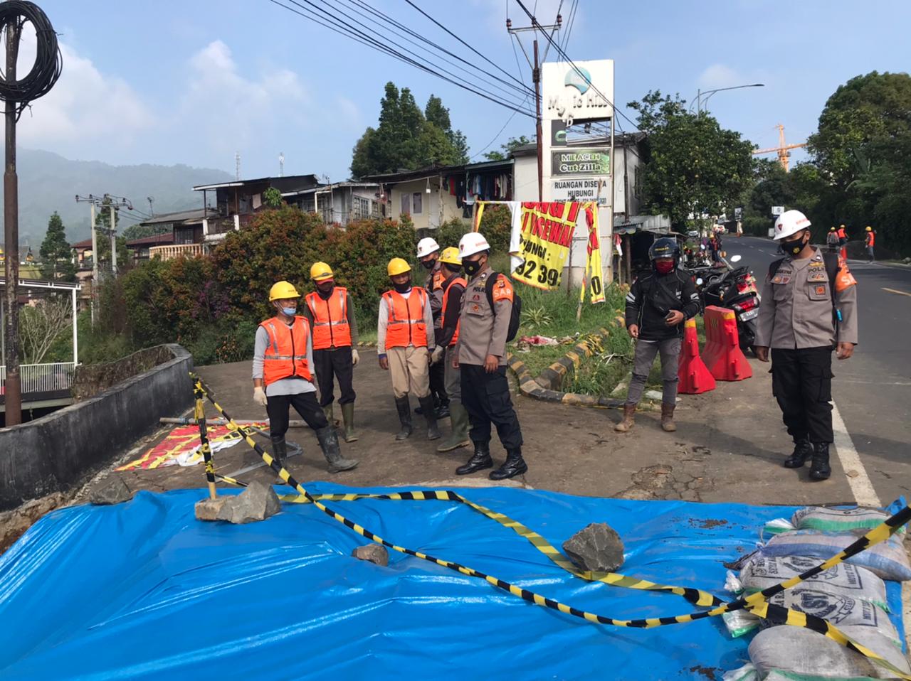 Siaga Bencana, Brimob Jabar Terjunkan Tim Patroli SAR Cek Lokasi Longsor Ciloto Puncak