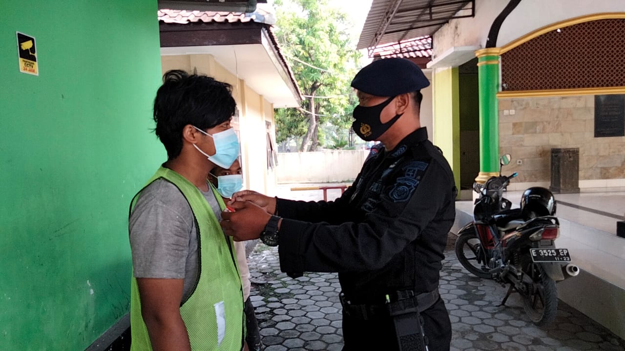 Brimob Jabar Peduli Kesehatan Masyarakat Dengan Bagikan Masker