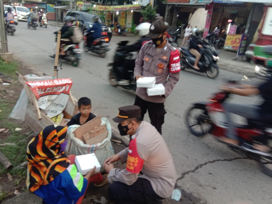 Bulan Suci Ramadhan, Personel Polresta Bandung Beserta Jajaran Bagikan Nasi Kotak Kepada Warga