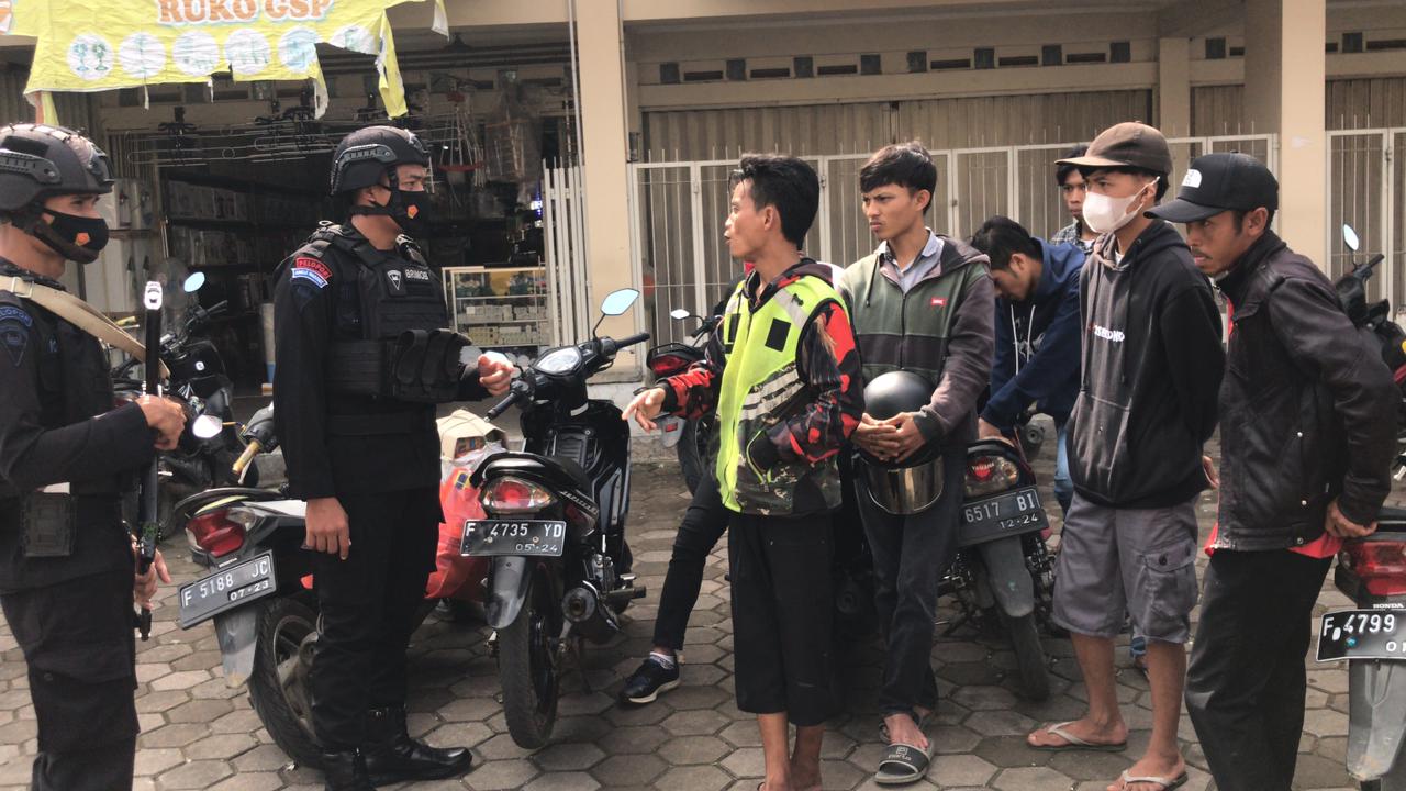 Patroli Brimob Jabar Berikan Edukasi Prokes Kepada Masyarakat Pasar GSP