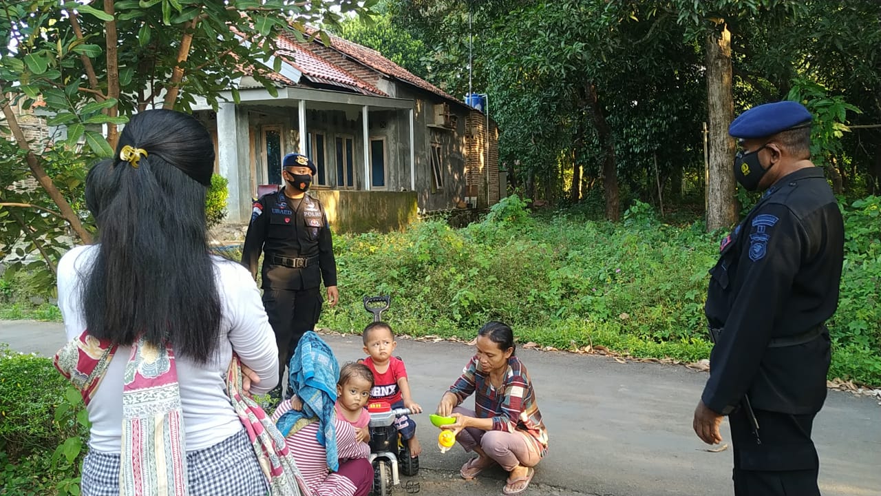 Cegah Covid-19, Brimob Jabar Tanamkan Disiplin Prokes Kepada Warga Cirebon