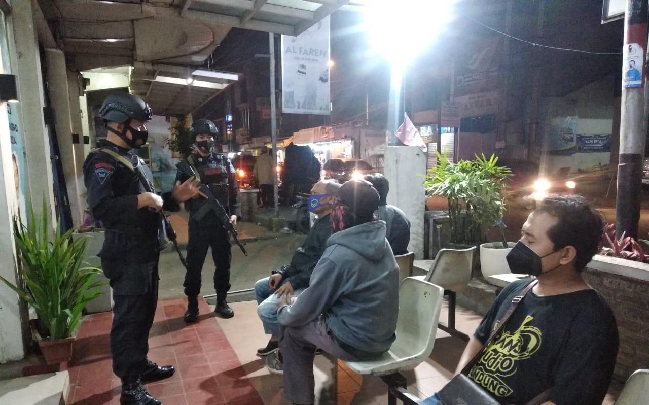 Brimob Jabar Patroli Rutin Di Kawasan Rancaekek Ingatkan Prokes Kepada Warga
