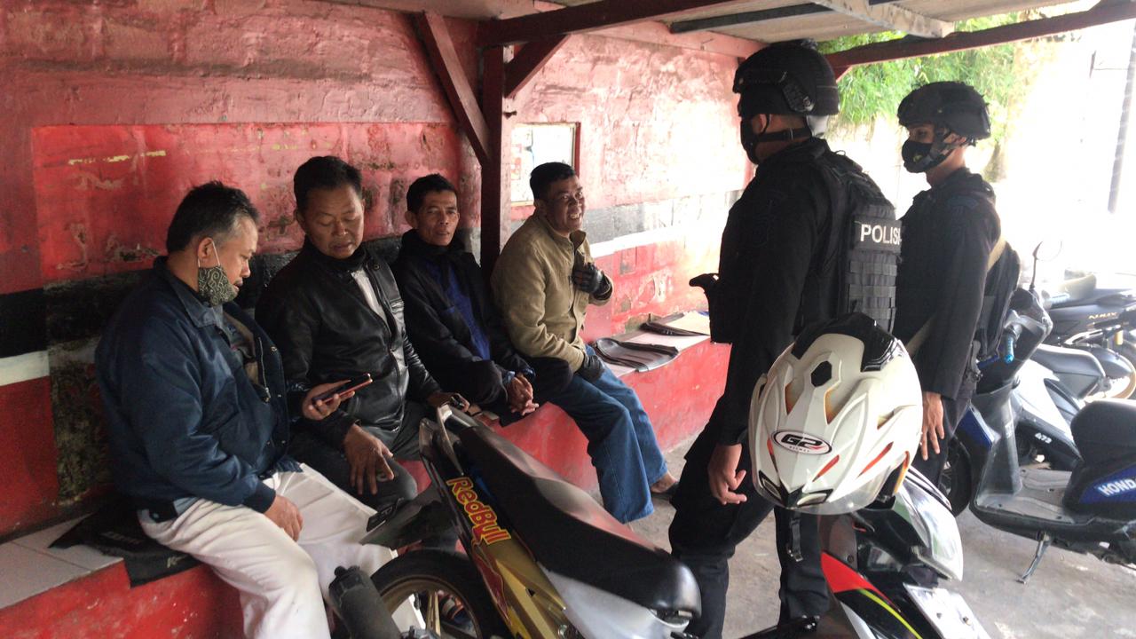 Patroli Brimob Jabar Berikan Edukasi Tentang Protokol Kesehatan Kepada Pekerja Ojek Pacet