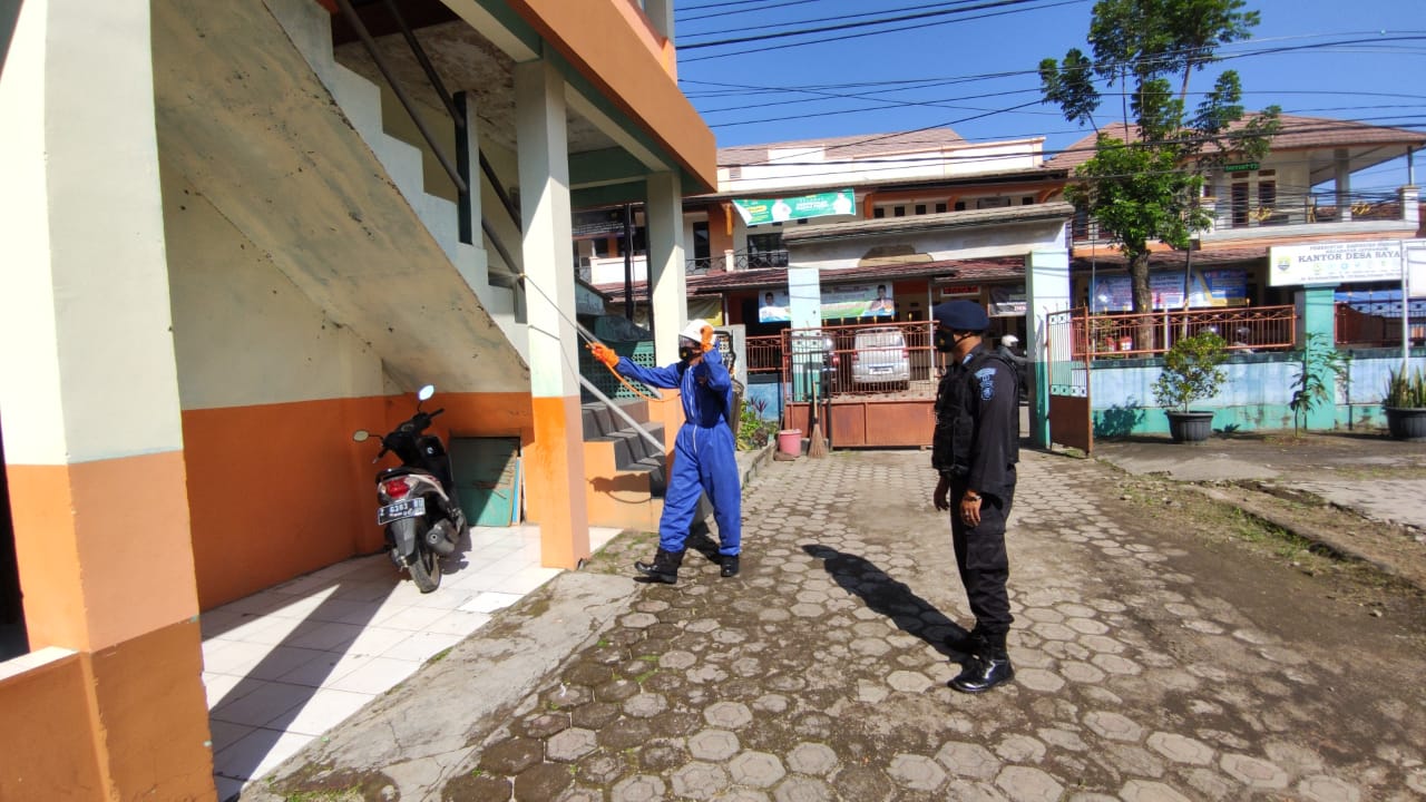 Cegah Penyebaran Covid-19, Brimob Jabar Semprotkan Disinfektan Ke SDN Sayang Jatinangor