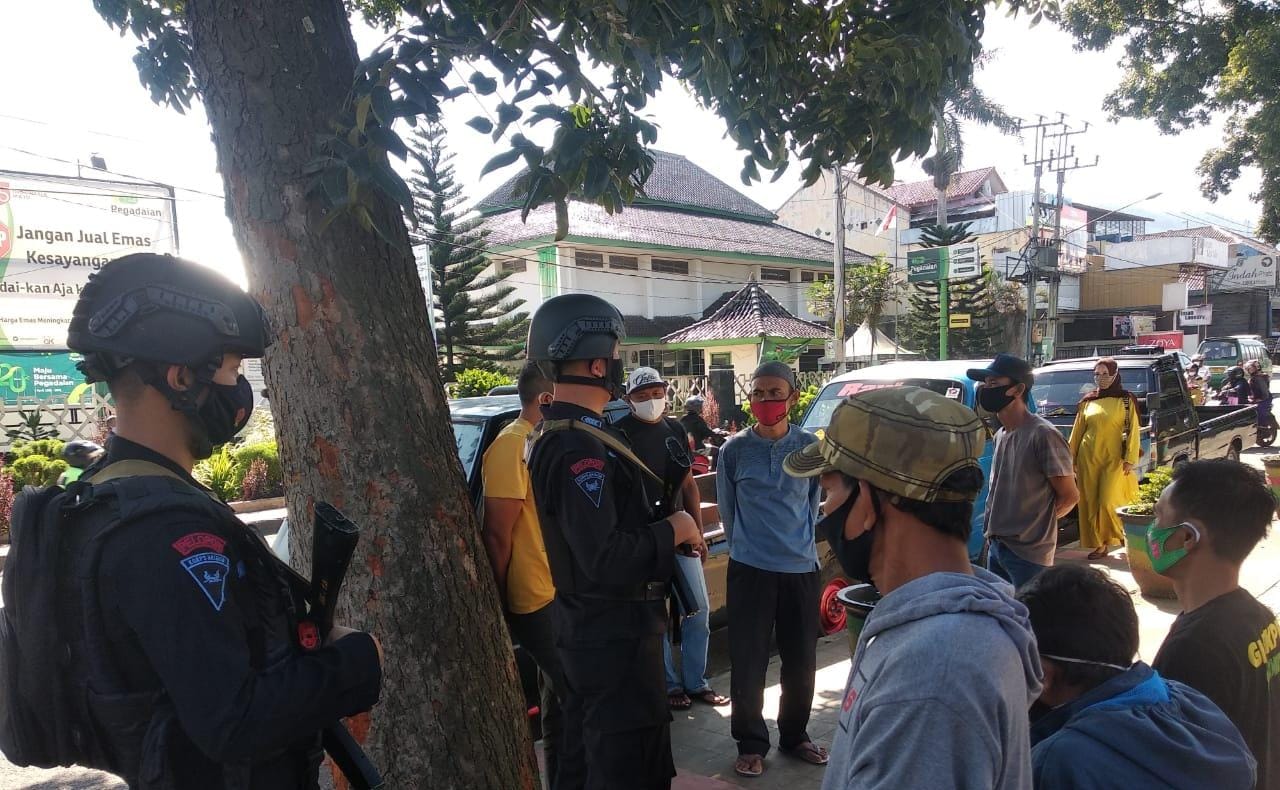 Patroli Dialogis Satbrimob Polda Jabar Beri Pemahaman Gunakan Masker Yang Baik Dan Benar