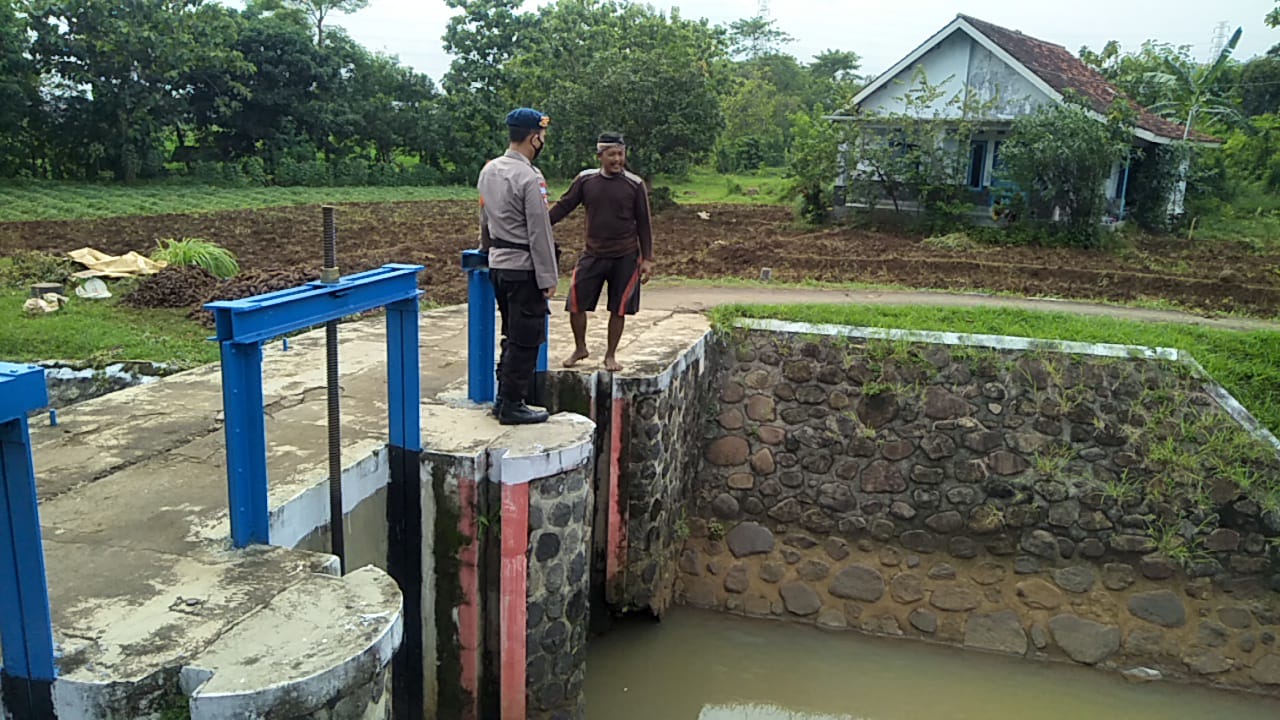 Tim SAR Brimob Jabar Monitoring Debit Air Sungai Cirebon Girang