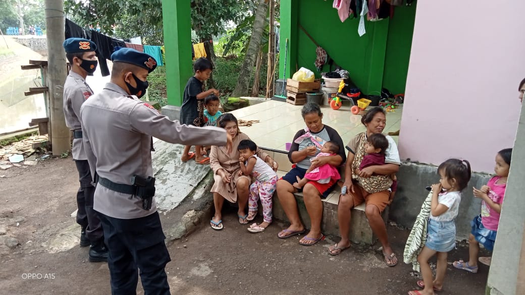 Peduli Masyarakat, Brimob Jabar Hadir Imbau Warga Dan Anak-anak Untuk Selalu Menjalankan Protokol Kesehatan