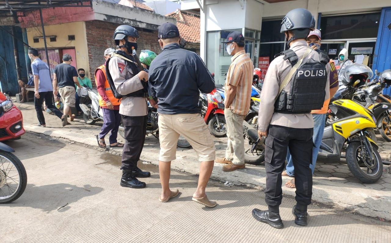 Patroli Brimob Jabar Himbau Warga dan Jukir Terapkan Prokes, Cegah Sebaran Covid-19