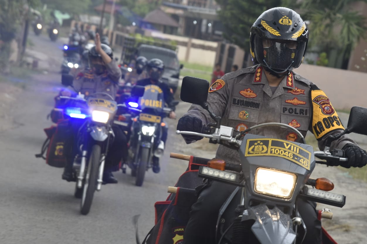Ini Cara Polresta Cirebon Bantu Masyarakat Terpencil, Antar Sembako Gunakan Motor Trail