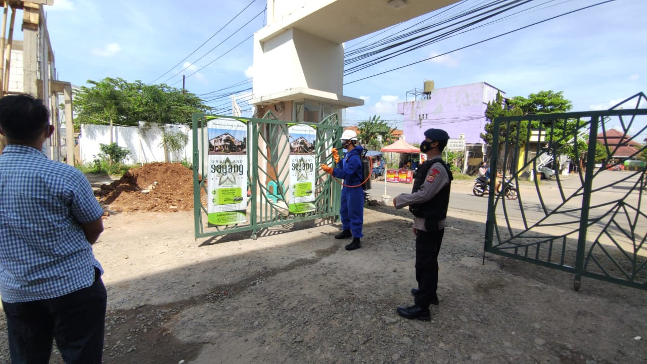 Cegah Penyebaran Covid-19, Brimob Jabar Semprotkan Disinfektan Ke Perum Greenland Jatinangor