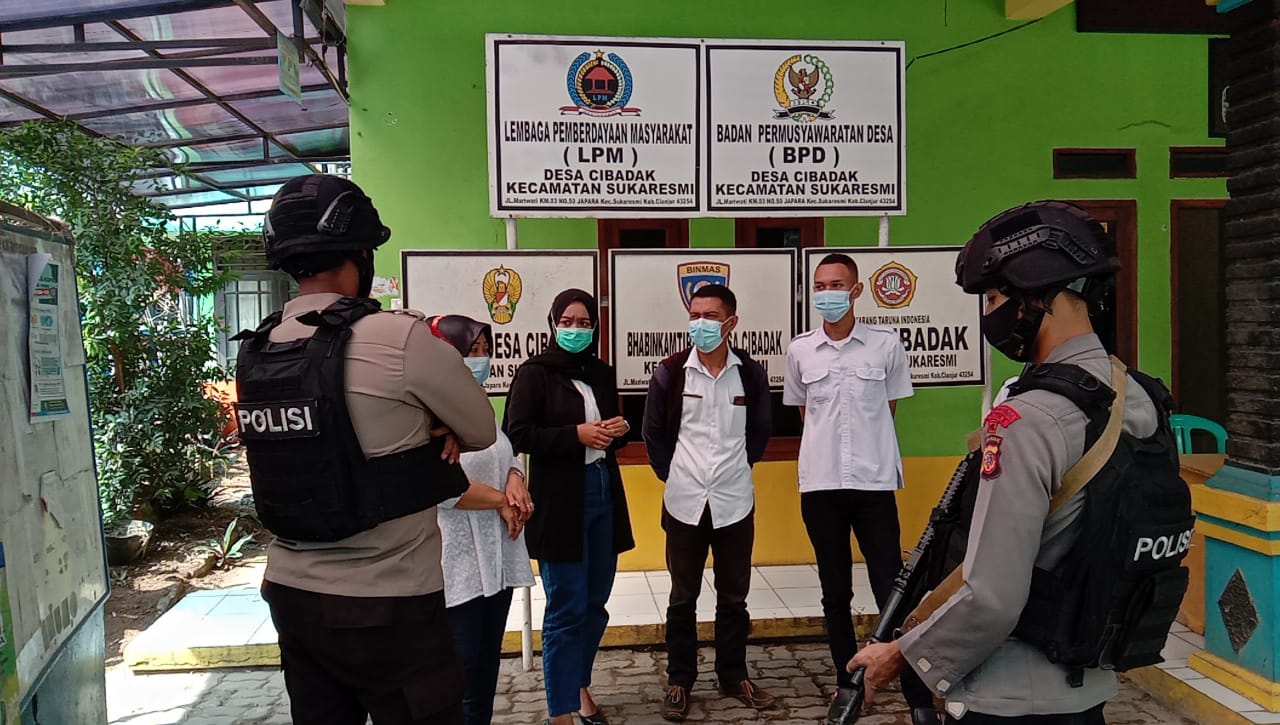 Anggota Brimob Jabar Lakukan Patroli Harkamtibmas Dan Prokes Di Kantor Desa Cibadak 