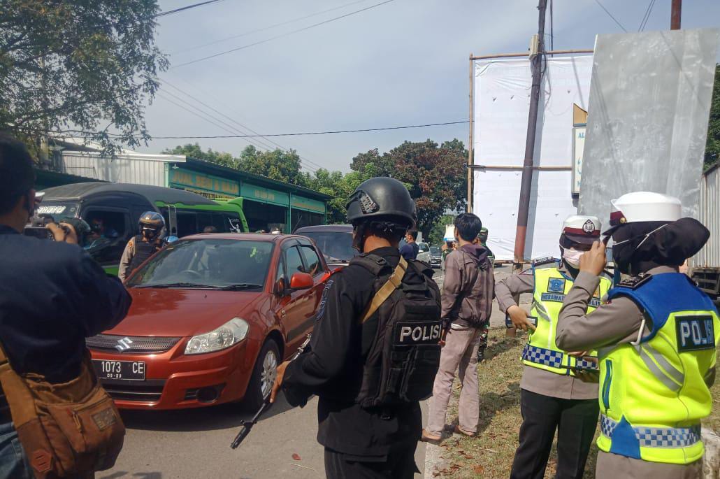 Brimob Jabar Perbantukan Personil Saat Penyekatan Ops Ketupat Lodaya 2021 Di Wilkum Polres Cirebon Kota