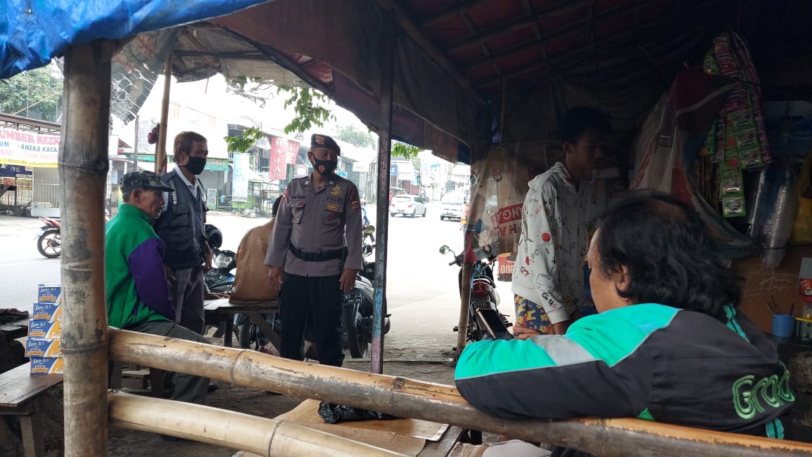 Anggota Kompi 2 Batalyon C Brimob Jabar Sosialisasikan Kebijakan Pemerintah Tentang PPKM dan 5M