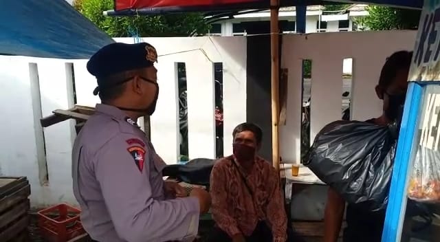 Berikan Sosialisasi Tentang Protokol Kesehatan, Pedagang Kaki Lima Didatangi Personil Brimob Jabar