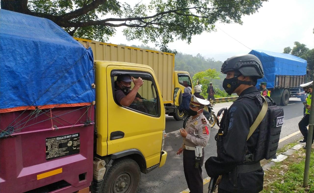 Brimob Jabar Laksanakan Penyekatan Jalur Mudik Pengamanan Ops Ketupat Lodaya 2021 