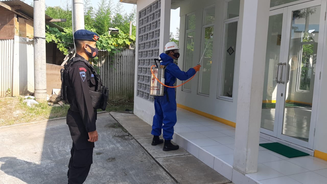 Masjid Aparkost Caringin Jadi Sasaran Penyemprotan Disinfektan Anggota Brimob Jabar