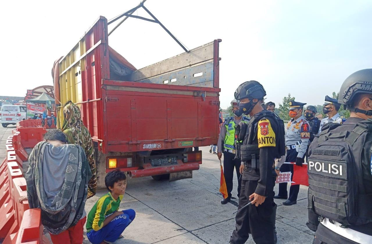 Brimob Jabar Amankan Operasi Ketupat Lodaya Sekitar Tol Palimanan