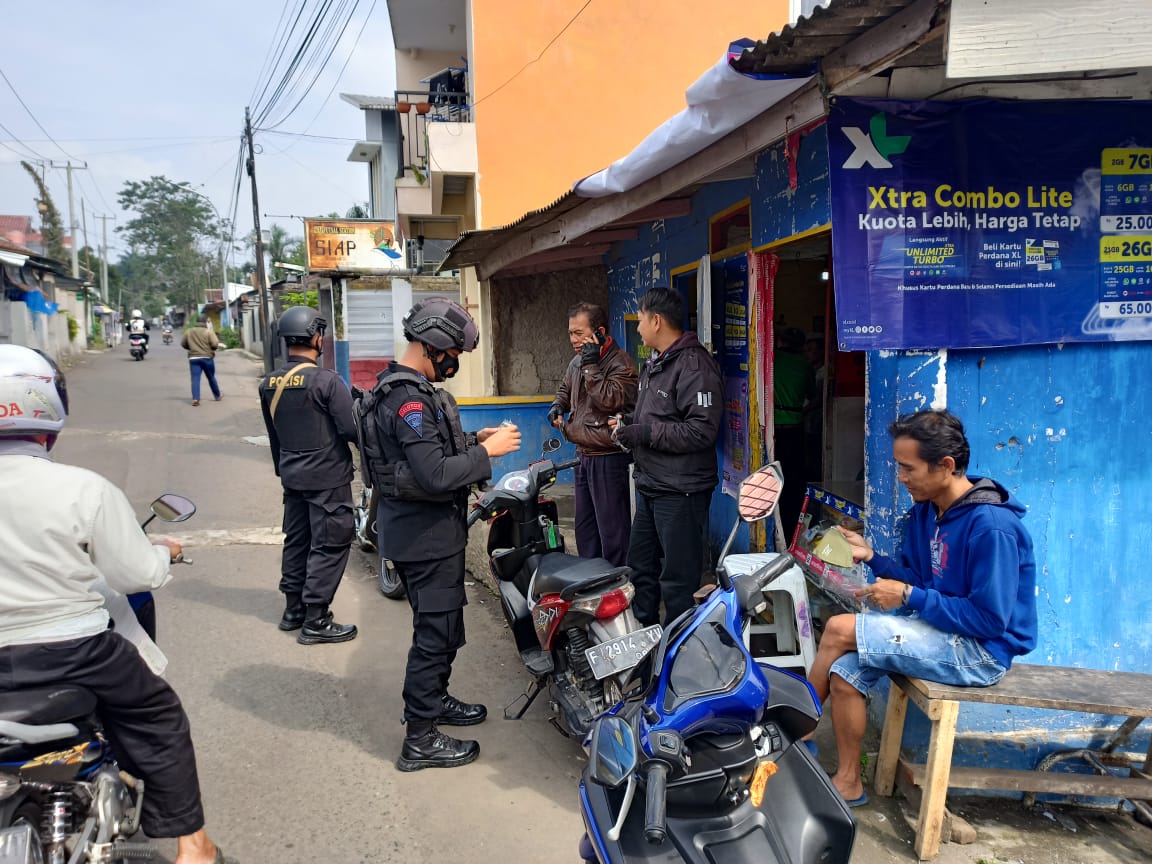 Anggota Brimob Edukasi dan Imbau Memakai Masker Serta  Bagi Bagi Masker Kepada Masyarakat Cipanas