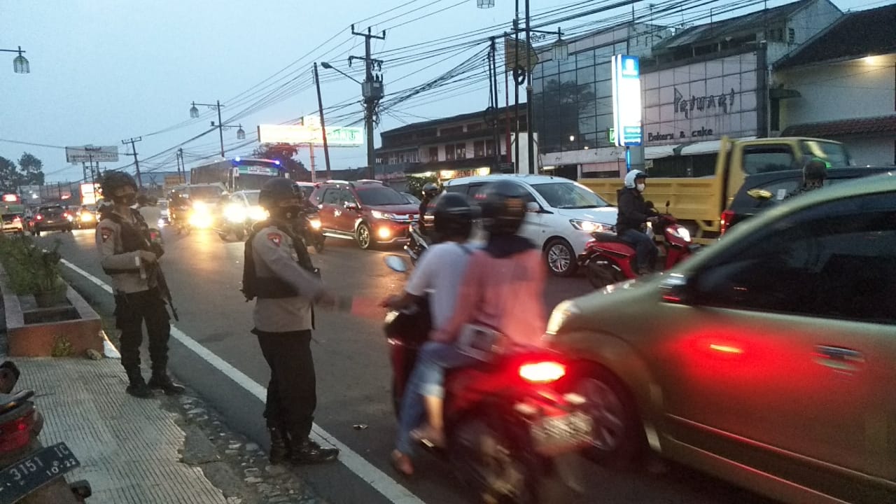 Meningkatnya Volume Kendaraan Disore Hari, Brimob Jabar Laksanakan Gatur Lalin