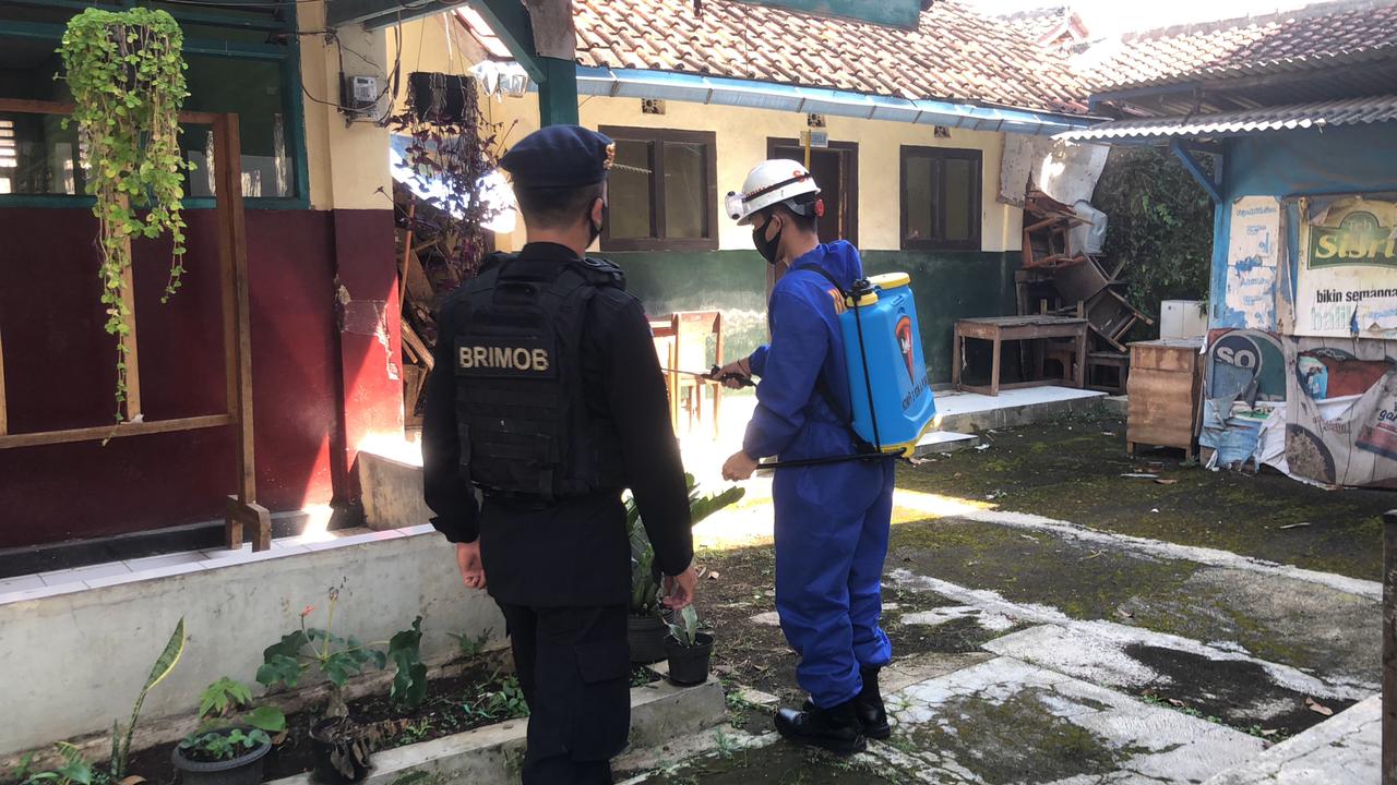 Minimalisir Penyebaran Covid-19, Brimob Jabar Semprotkan Disinfekatan Lingkungan Sekolah