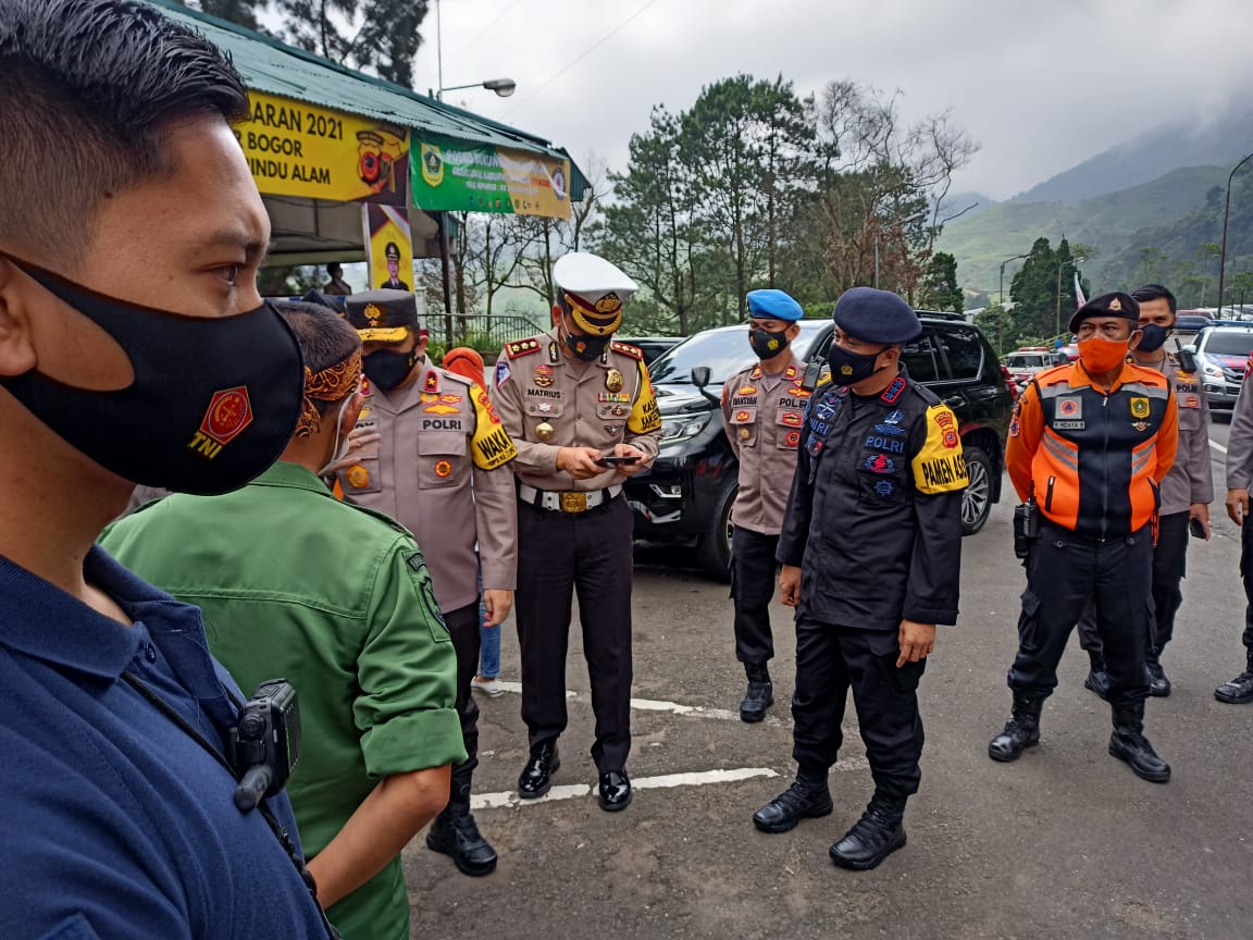 Dansat Brimob Polda Jabar Dampingi Wakapolda Jabar Cek Pos PAM Jalur Puncak Bogor