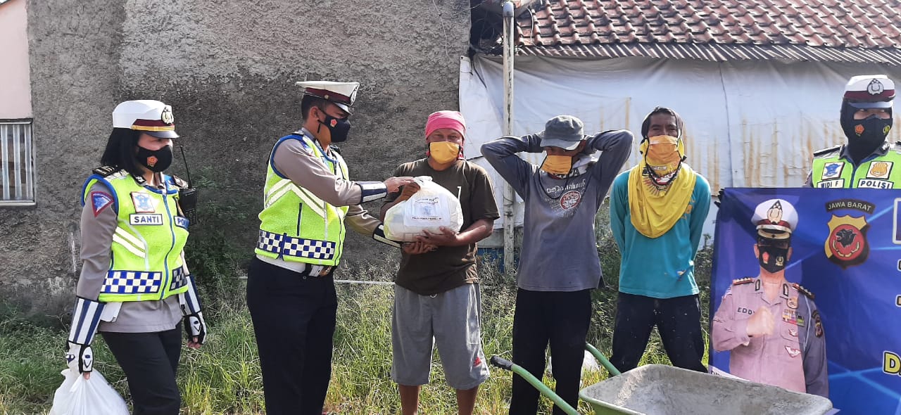 Dit Lantas Polda Jabar Berbagi Sembako Untuk Warga Cileunyi