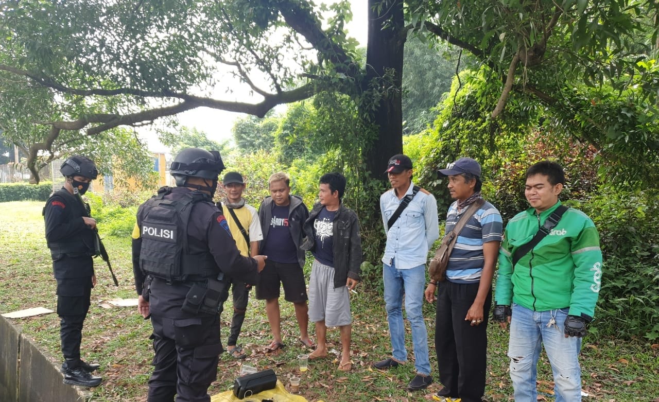 Brimob Jabar Membagikan Masker Di Wilayah Karawang