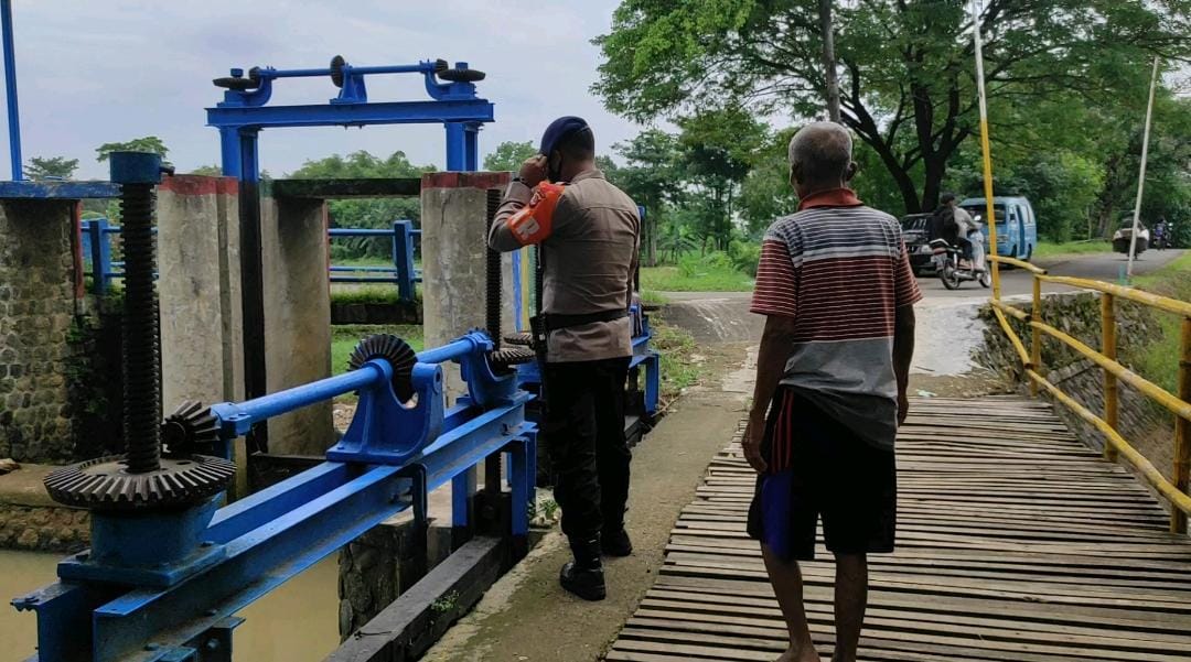 Tim SAR Brimob Jabar Kembali Monitoring Debit Air Sungai Cirebon Girang
