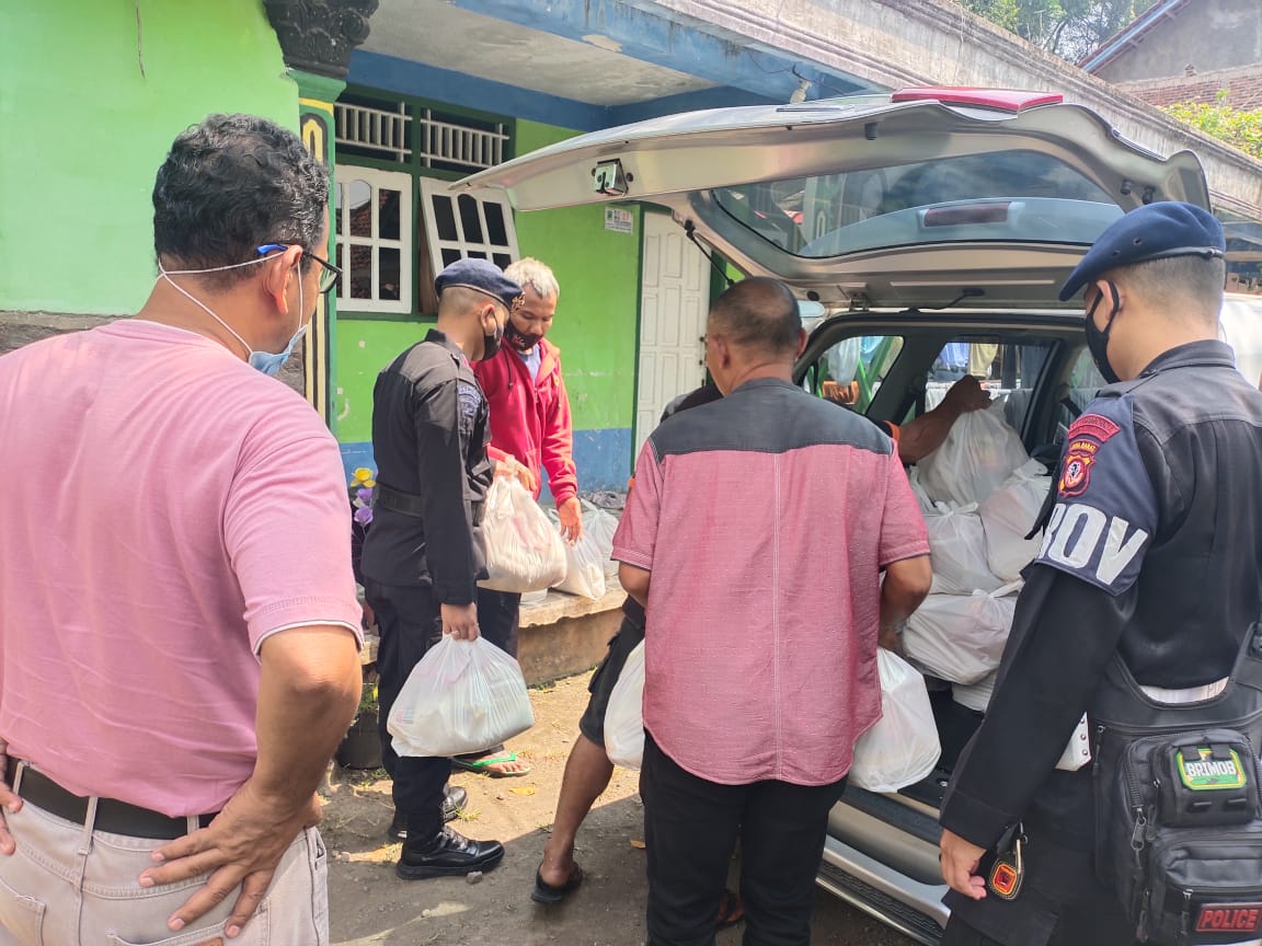Akhir Bulan Ramadhan Tak Menyurutkan Semangat Brimob Jabar Bagikan Sembako 