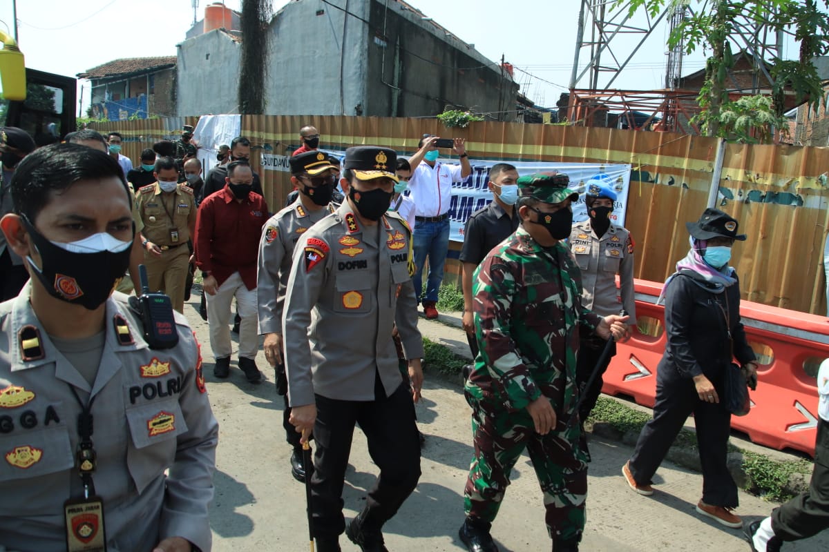 Kapolda Jabar, Gubernur Bersama Pangdam III/Slw Tinjau Pos Penyekatan Pos Pam Check Point GT Cileunyi