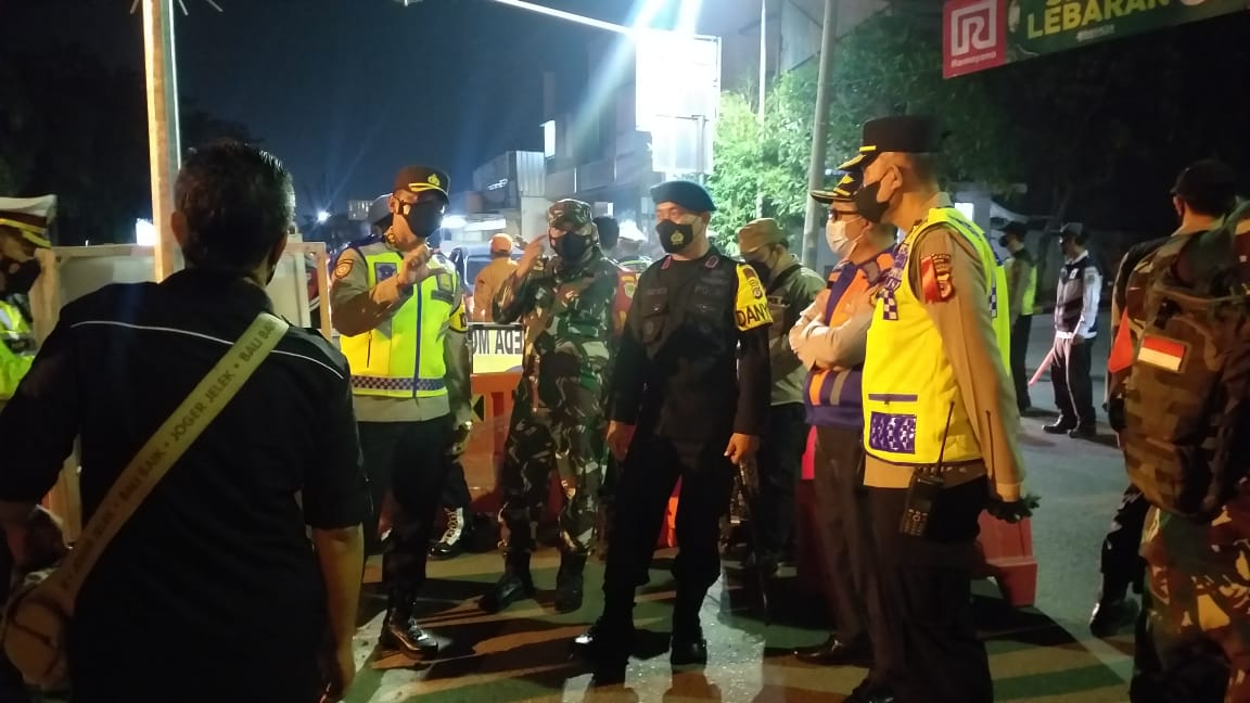 Danyon C Pelopor Satbrimob Jabar Bersama Kapolresta Cirebon Pimpin Penyekatan Di Malam Takbiran