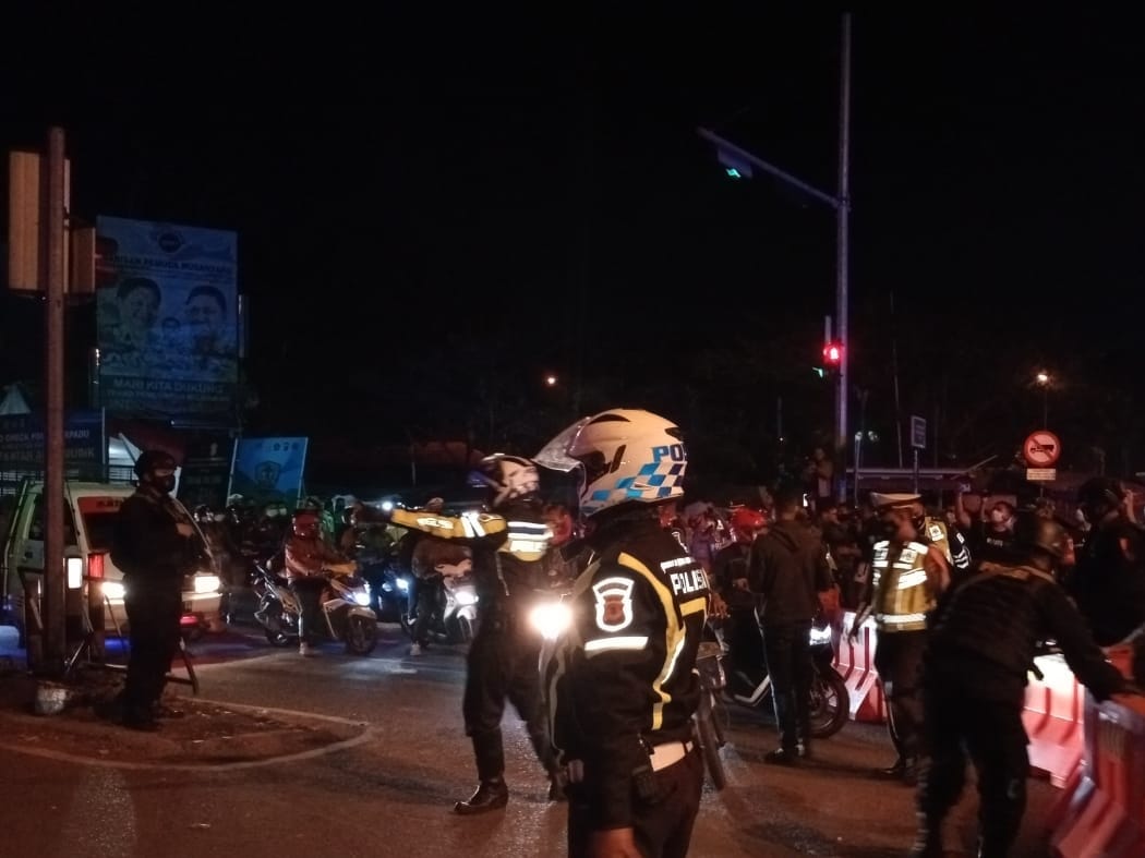 Brimob Jabar Amankan Giat Penyekatan Wilayah Karawang Di Malam Takbiran