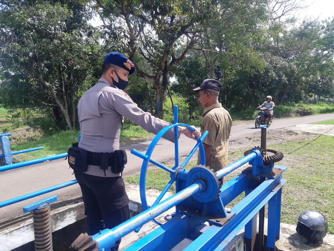 Tanggap Banjir, Brimob Jabar Cek Saluran Irigasi Sungai Wanasaba