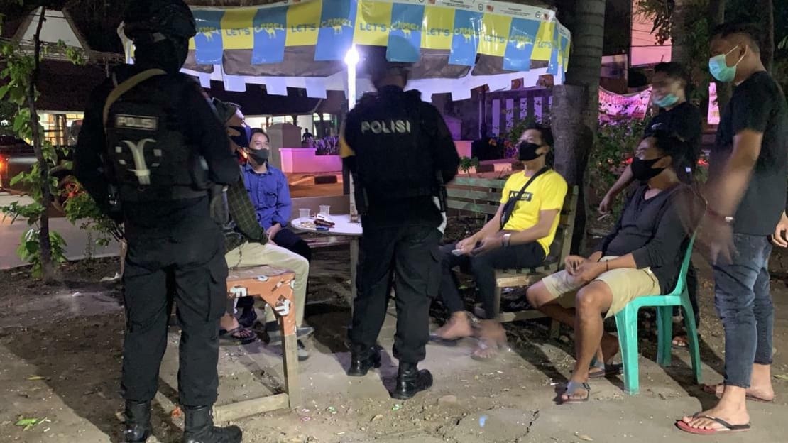 Tetap Terapkan Aturan 5M, Brimob Jabar Himbau Warga Jatinangor Disiplin Prokes