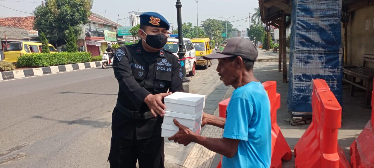Brimob Jabar Bagikan Nasi Box Dan Berikan masker Di Jalan Wirasaba Karawang 